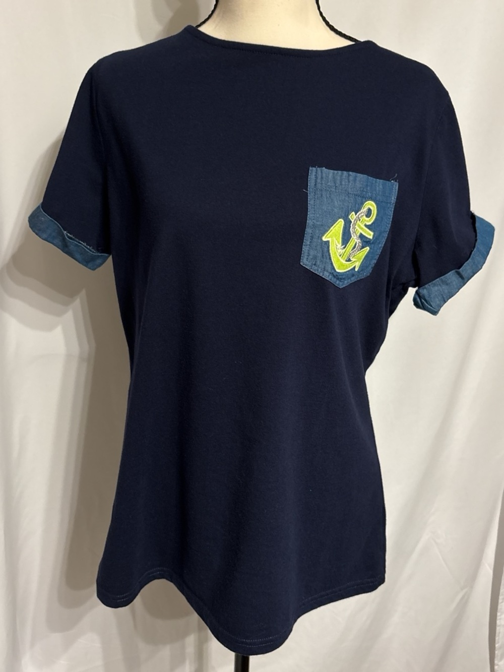 chic Navy Short-Sleeve Tee with Denim Pocket and Nautical Neon Yellow Anchor L